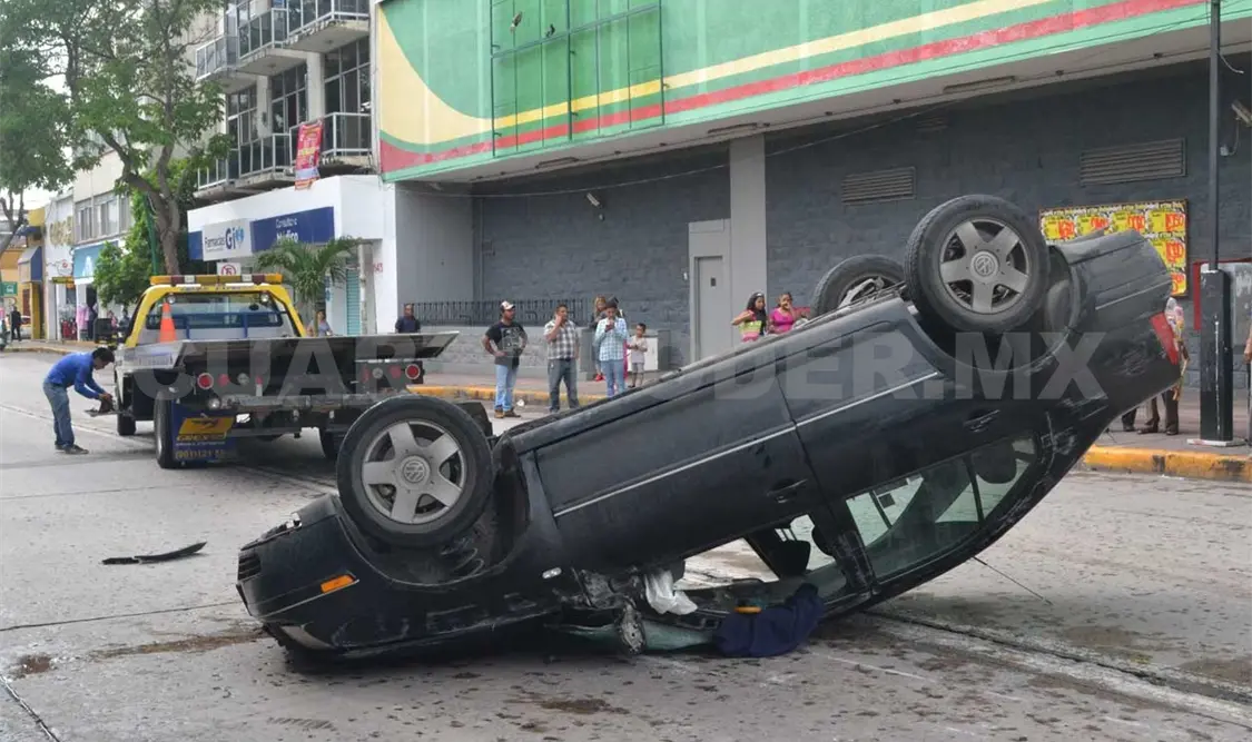 El exceso de velocidad fueron las causas que dieron origen al accidente automovilístico ayer por la mañana. Rafael Cabrera / CP