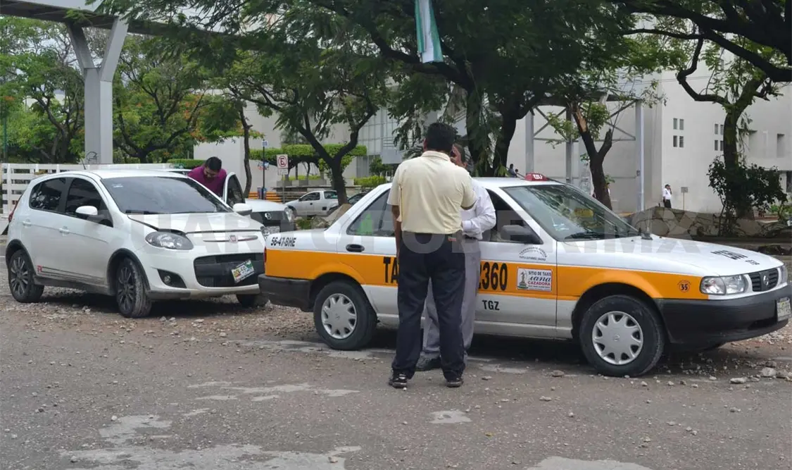 Sedán impacta a taxi