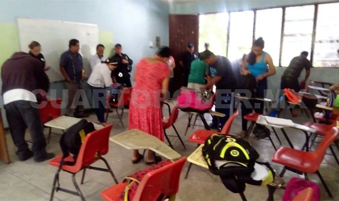 Policías y padres de familia realizan Operativo Mochila