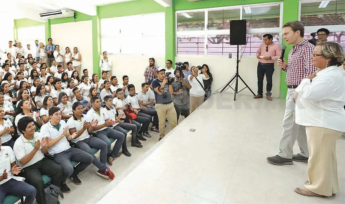 Velasco beneficia a estudiantes del Cobach