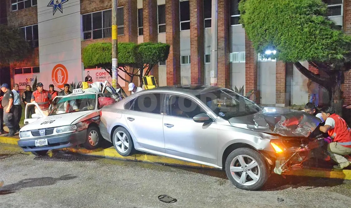 Taxista queda prensado en fuerte encontronazo