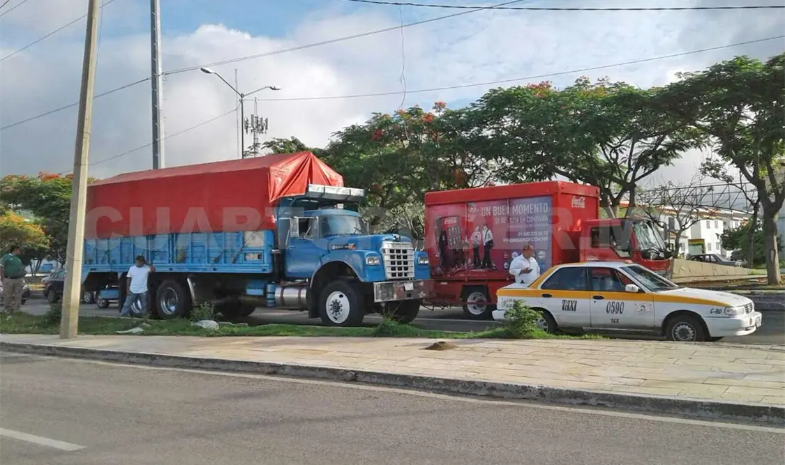 Torton choca contra taxi por alcance