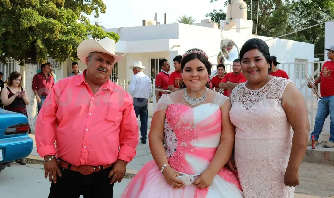 Joven bajó 90 kilos para sus XV años