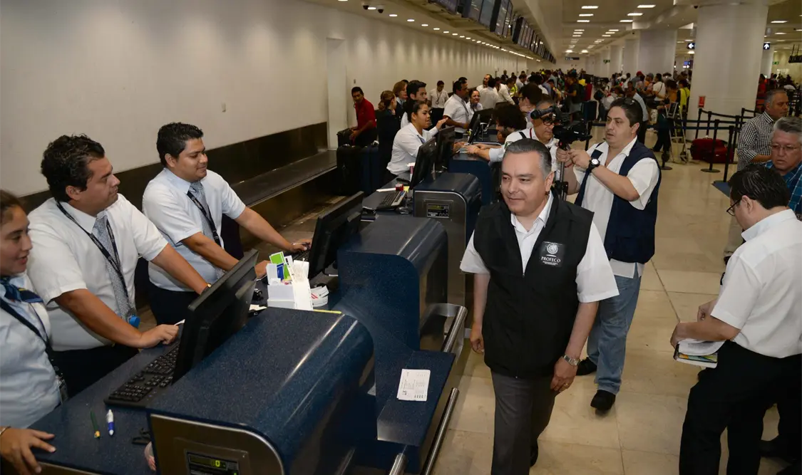 Profeco multa a cinco aerolíneas con 22.4 mdp por cobro indebido en primer maleta