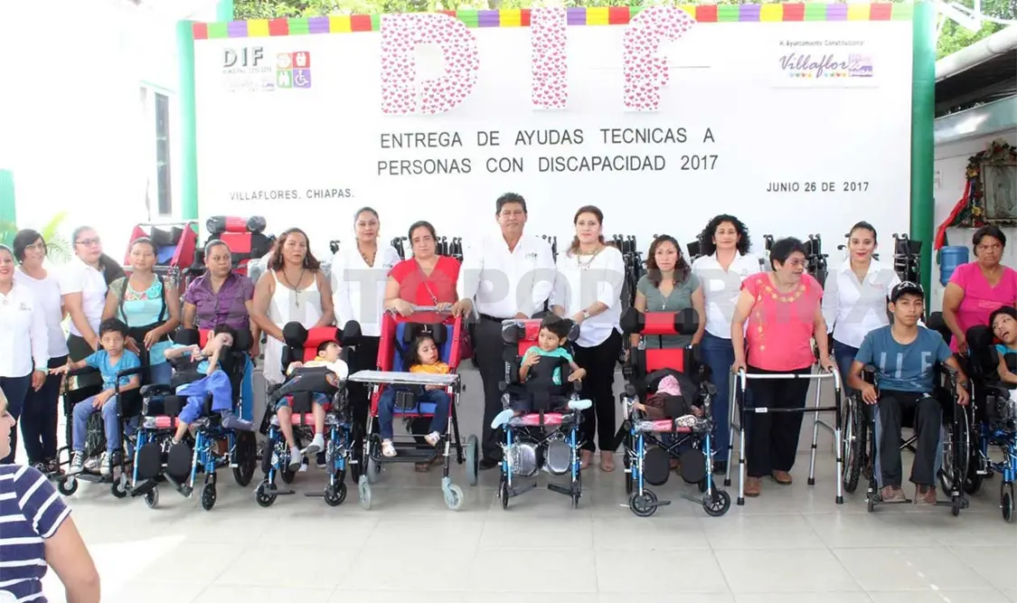 Entregan ayudas técnicas a personas con discapacidad