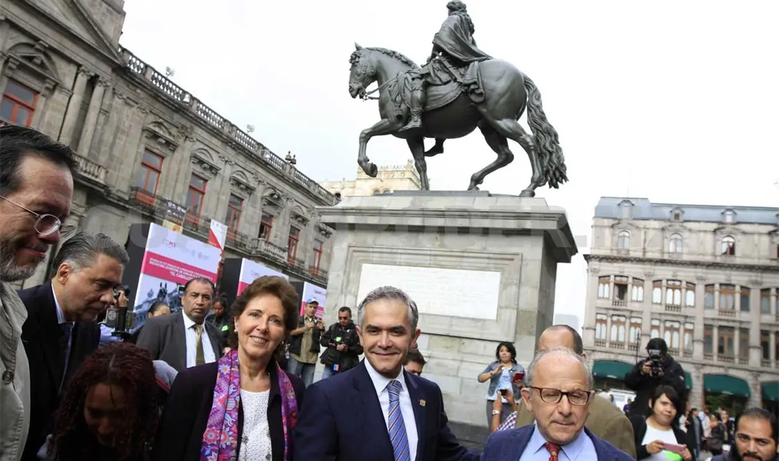 Develan escultura de “El Caballito”