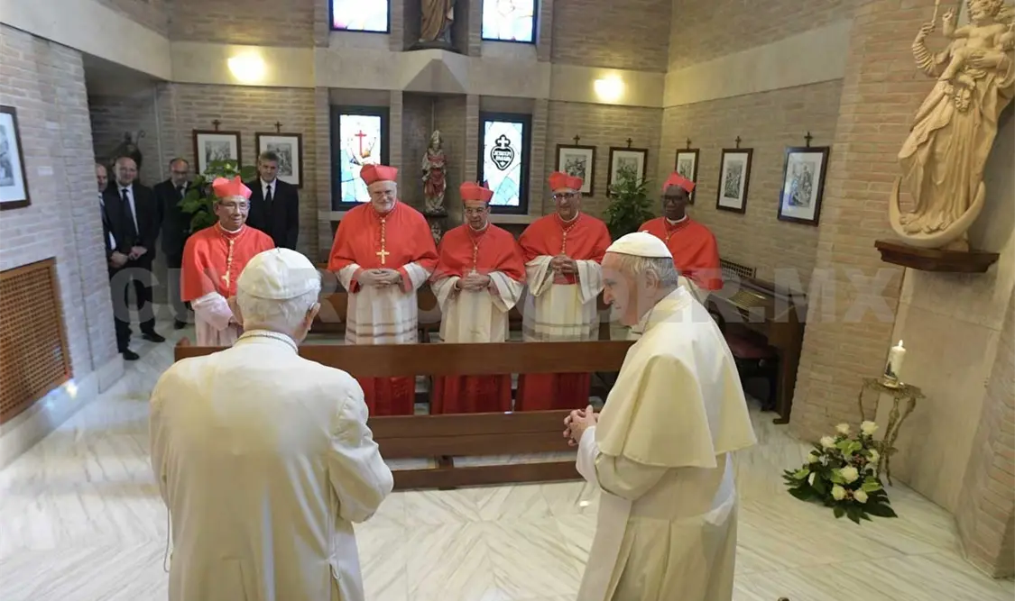Papa insta a cardenales a “no sentirse príncipes”