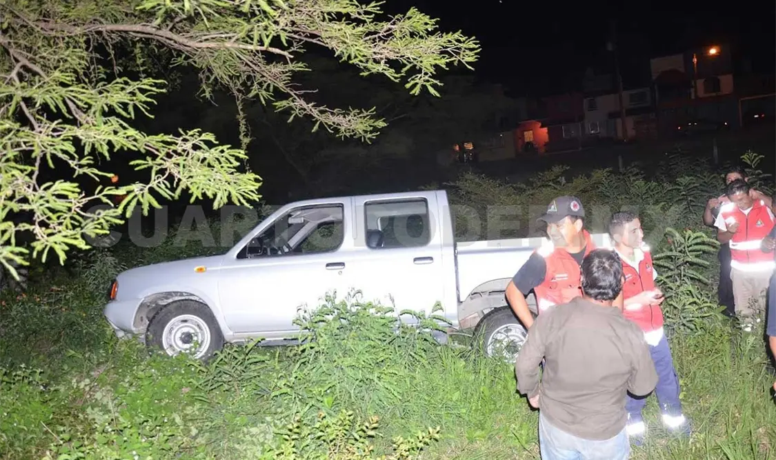 Conductor ebrio se accidente y queda en la maleza