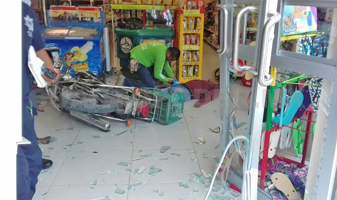 Irrumpió veloz motociclista dentro de un Oxxo