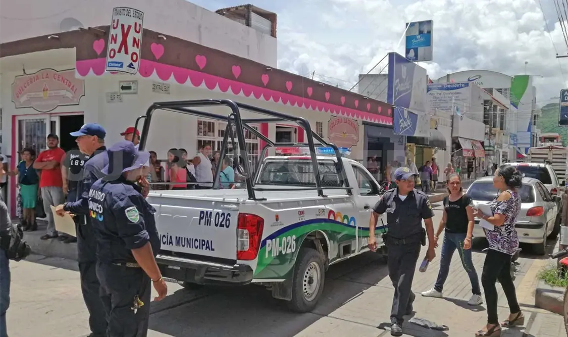 Detiene a dos con mariguana en la vía pública