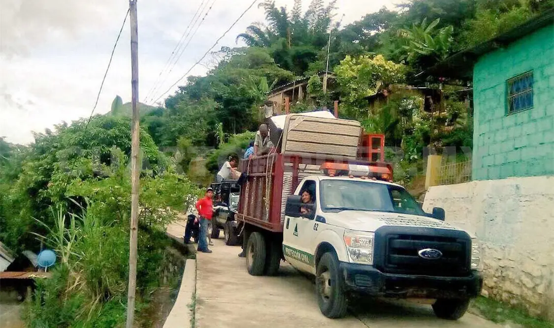 Por el riesgo de un deslizamiento en ladera, 500 personas fueron desalojadas. CP