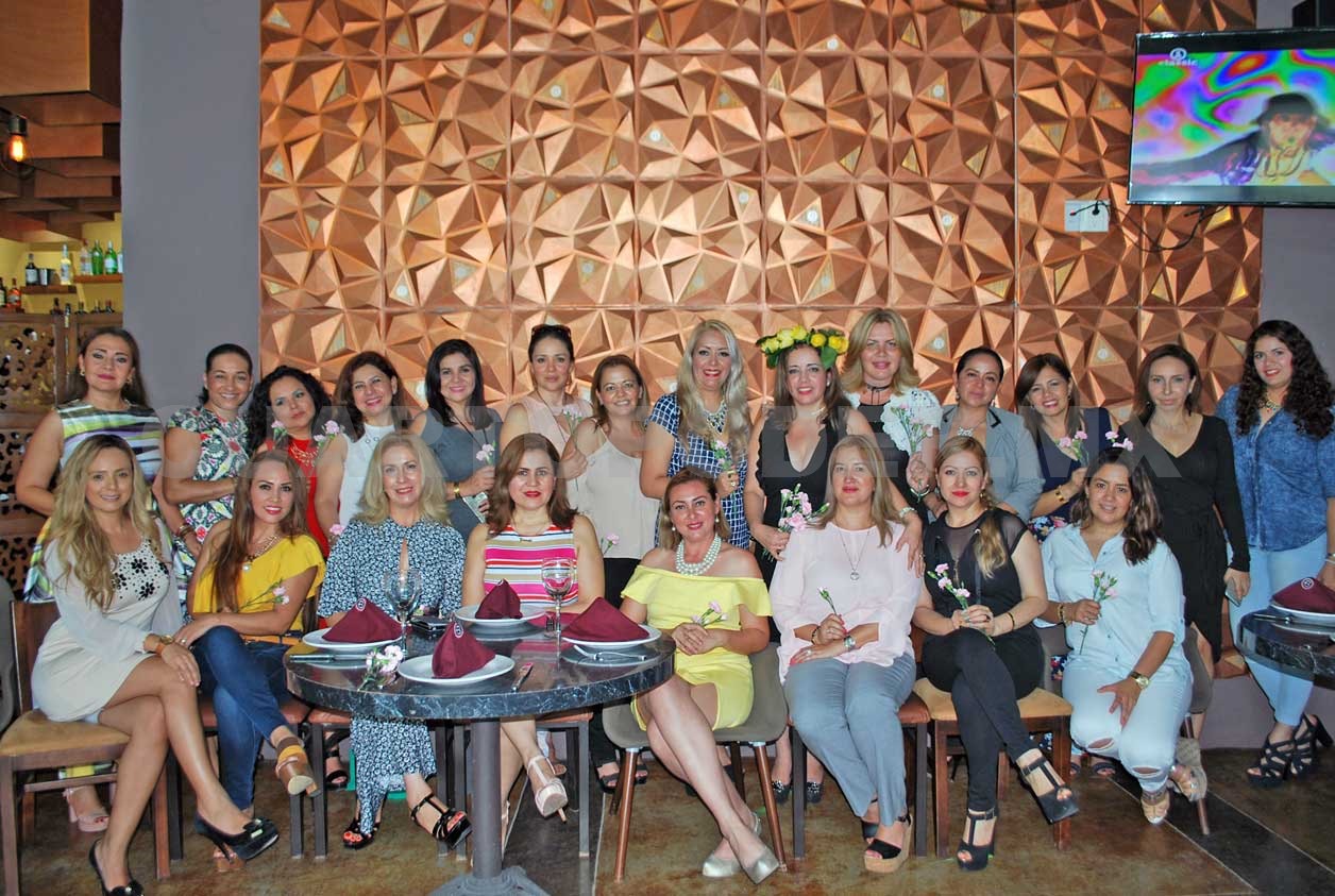 Jaqueline celebra con sus queridas amigas