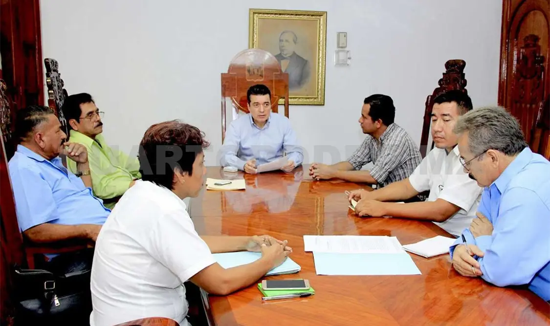 Pobladores conversan con Rutilio Escandón