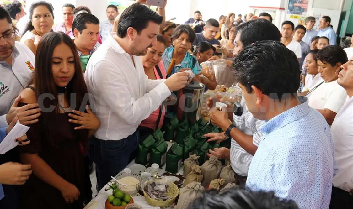 Realizan tianguis de microempresarias