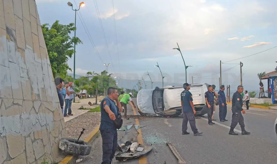 Sobrevive joven a volcadura