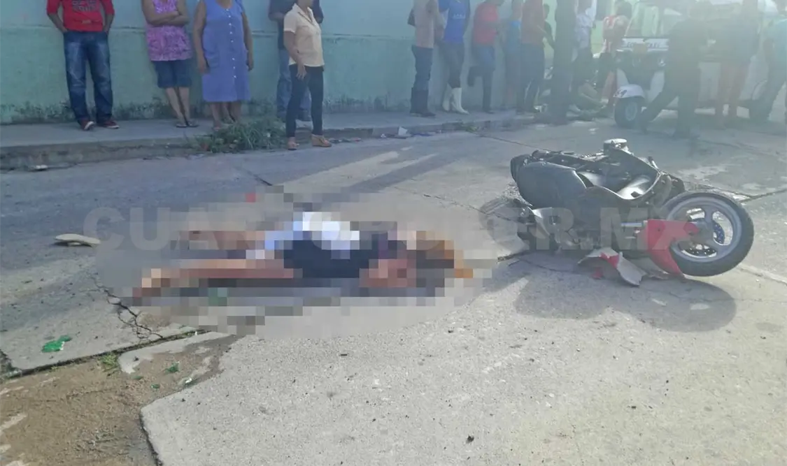 Pareja de motociclistas se estrella en un camión