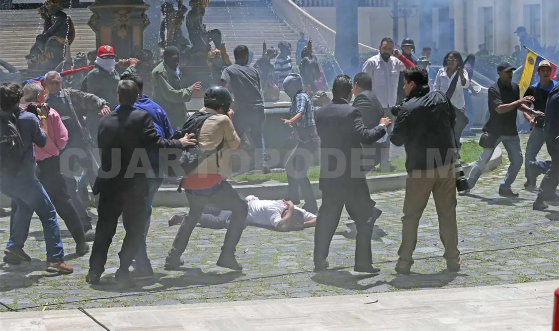 Grupo violento asalta Asamblea y deja cinco diputados heridos