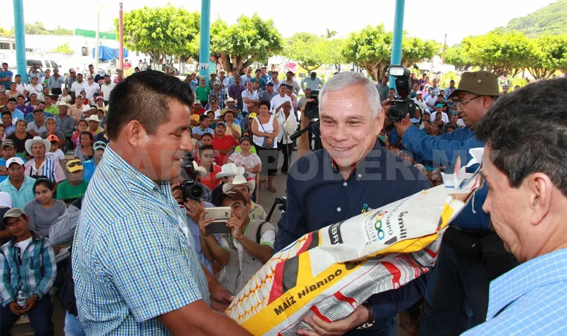 Entregan mil 187 paquetes de semillas mejoradas