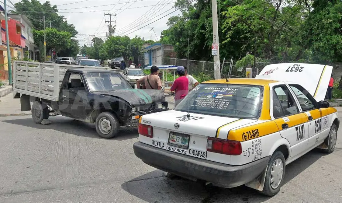 Mamá e hijos lesionados en taxi chocado
