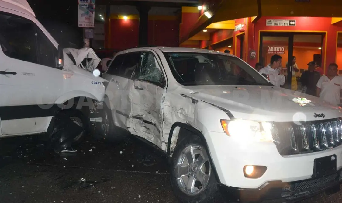 Autoridades detuvieron al conductor de la camioneta cuando emprendía la fuga a paso lento; había dejado abandonada su unidad en el lugar del accidente. Rafael Cabrera / CP