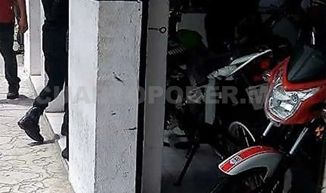 Elementos de la policía local acudieron a prestar el auxilio al negocio donde se produjo el atraco. Dalia Villatoro / CP
