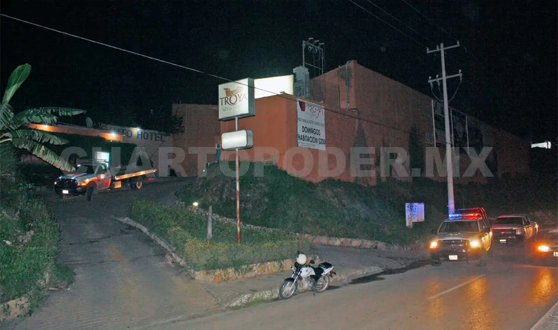 Hallan muerto a hombre en un auto hotel