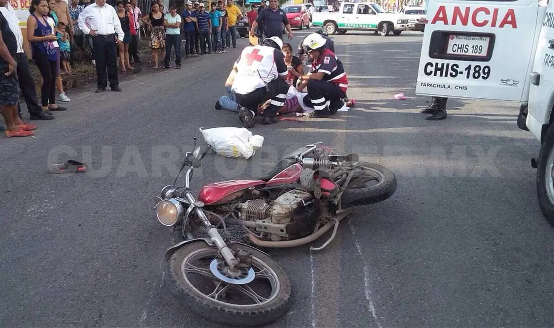 Muere mujer al chocar moto contra combi