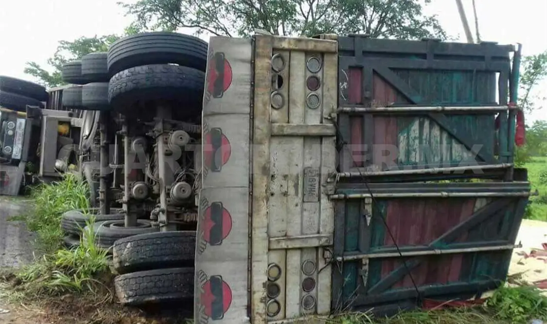 Vuelca tráiler cargado de maíz