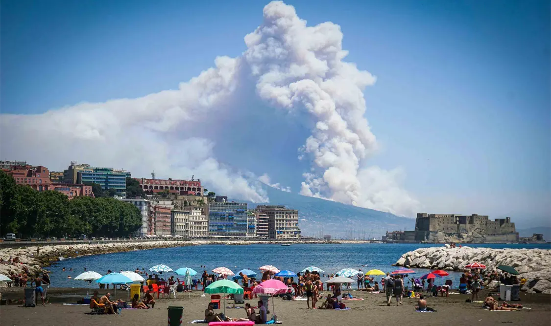 Desalojan a decenas de personas por incendios en Italia