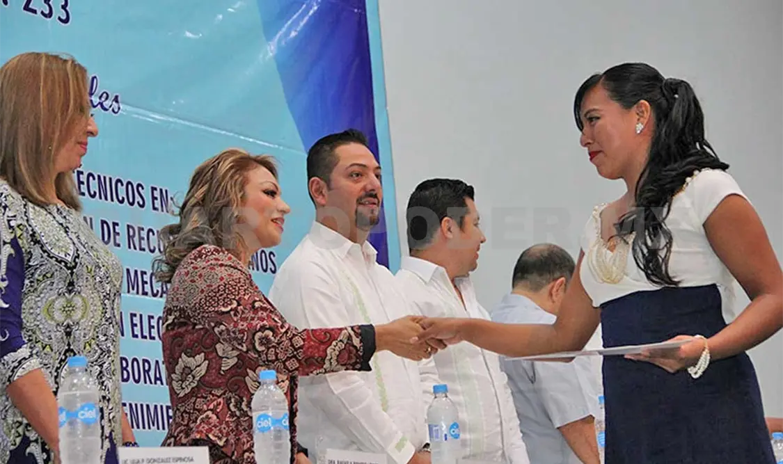 Concluye con éxito el bachillerato de 228 jóvenes