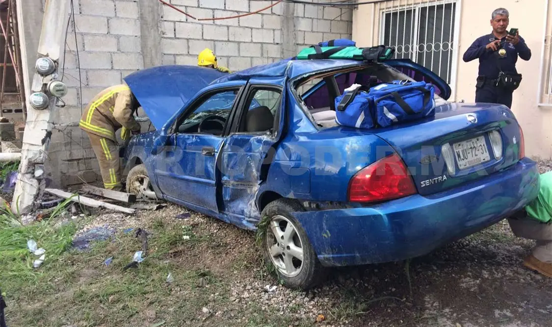 Conductor ebrio se estrella en domicilio