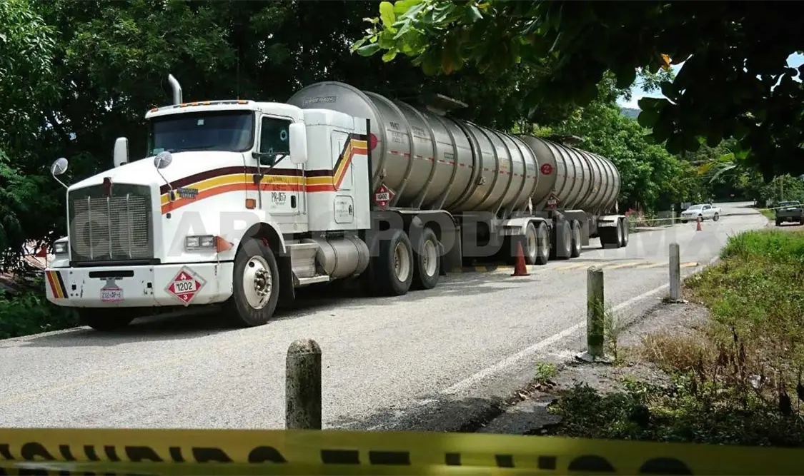 Abandonan pipa tras robar el combustible