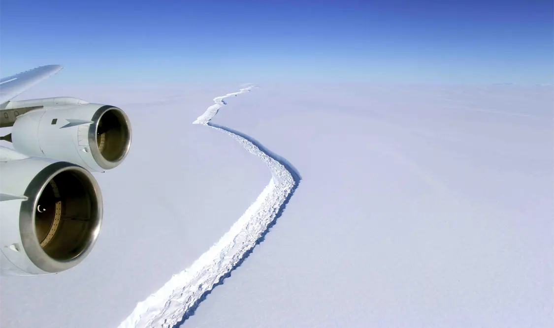 Se desprende un bloque gigante de hielo en la Antártida