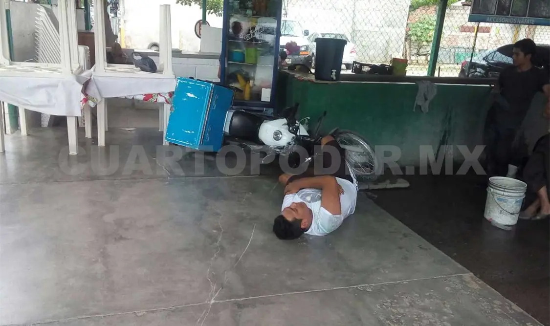 Repartidor se estrella en tanque de lavado