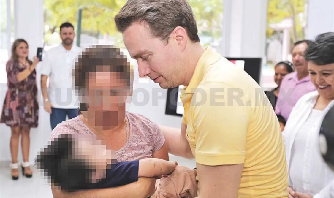 Atestigua Manuel Velasco aprobación de solicitud de adopción