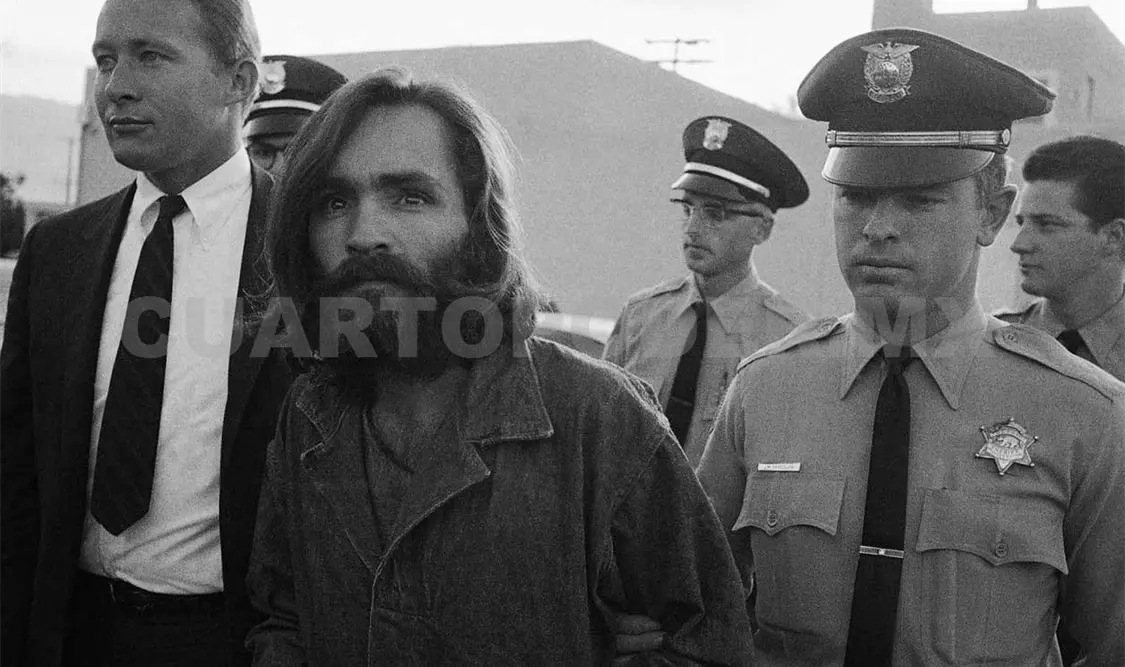 Charles Manson es escoltado al juzgado en 1969. Cortesía
