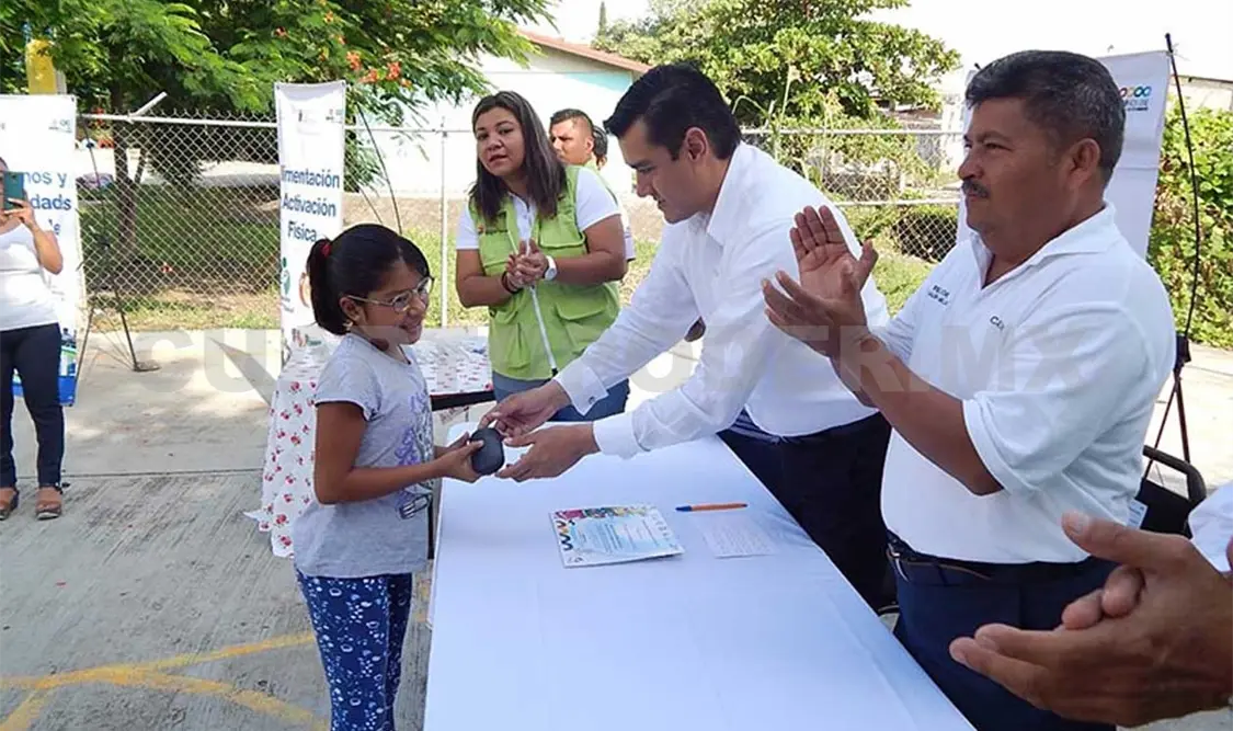 Entregan lentes a niños con problemas de debilidad visual