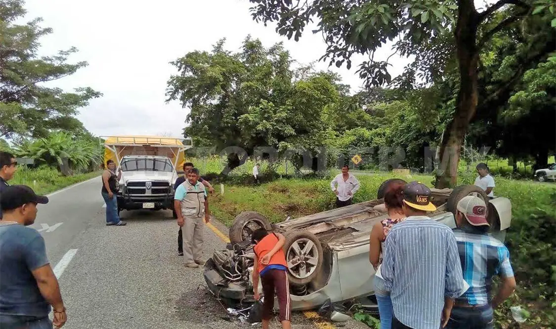 Tres lesionados en volcadura