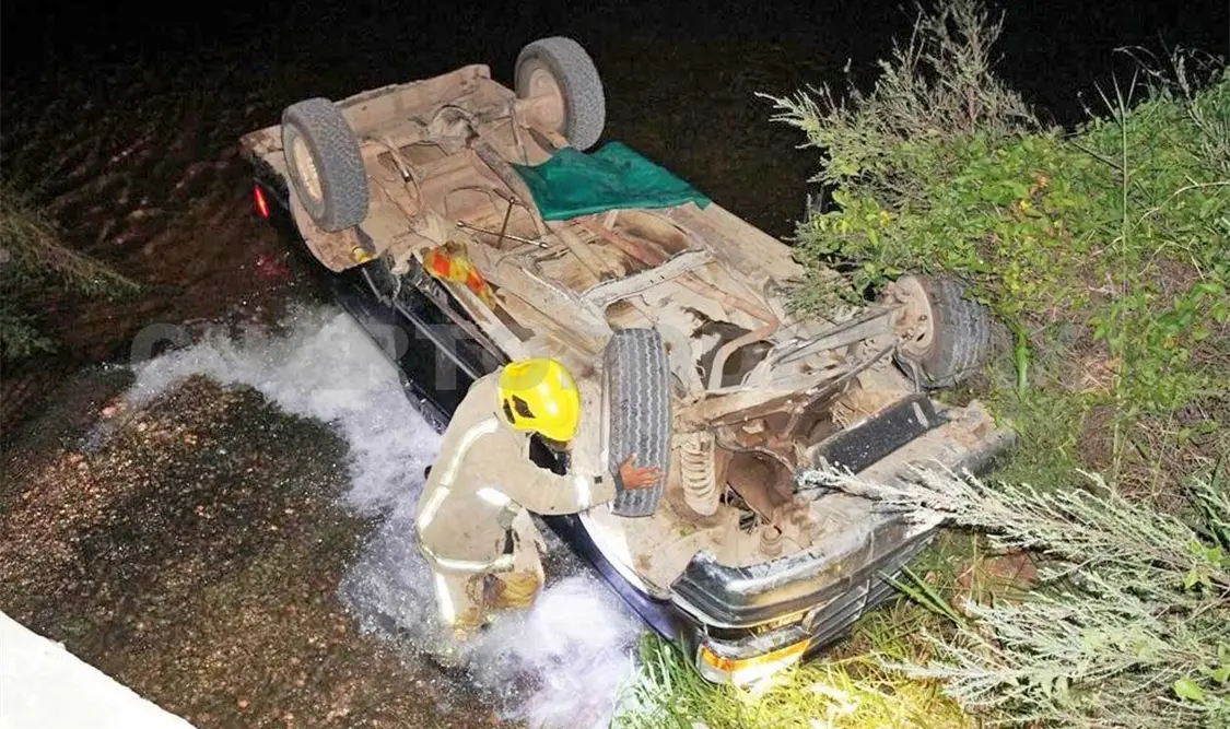Camioneta termina al fondo de un río