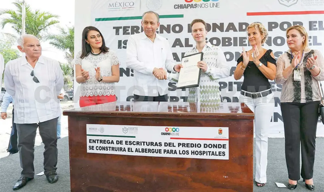 Director del ISSSTE entrega a MVC escrituras de terreno
