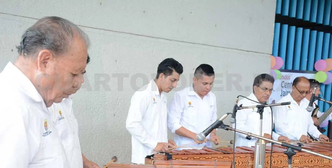 Cada viernes un público asiduo llega al centro cultural Jaime Sabines para deleitarse con las marimbas. Cortesía