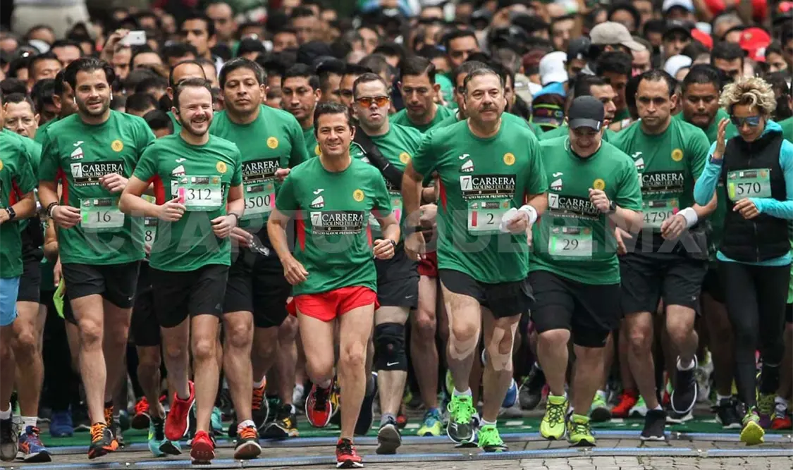 El presidente de México, Enrique Peña Nieto, con los participantes de la Séptima Carrera “Molino del Rey” , que es organizada por el Estado Mayor. NTX