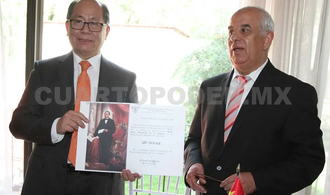 El embajador de China en México, Qui Xiaqi, firmó un convenio de colaboración. NTX