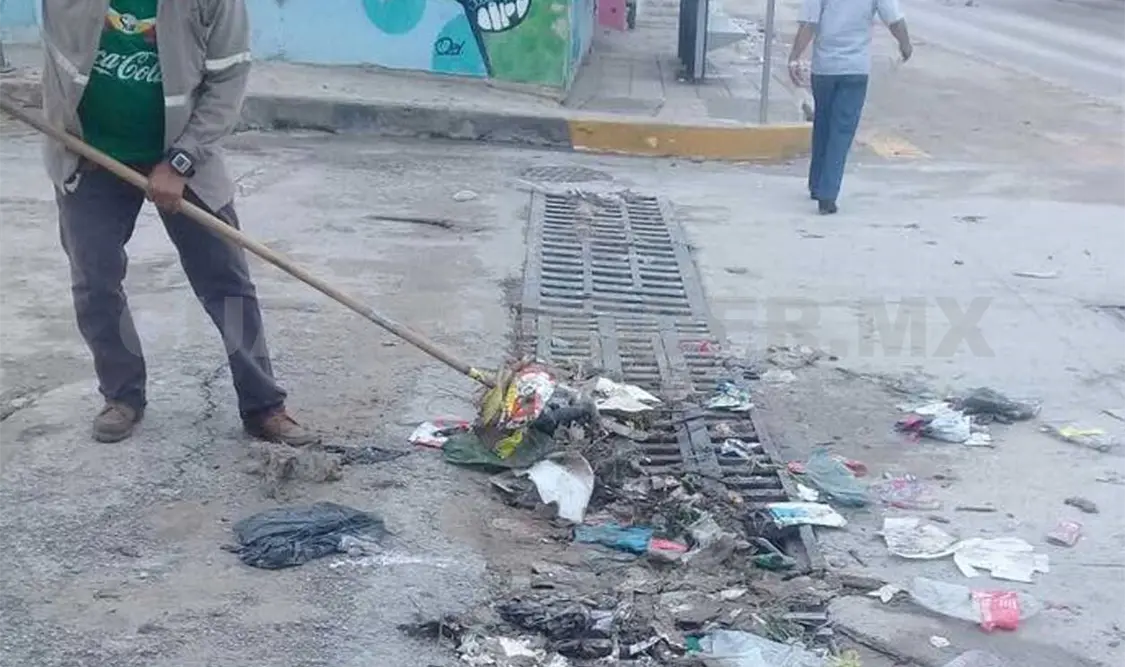 Basura impide drenar agua de lluvia
