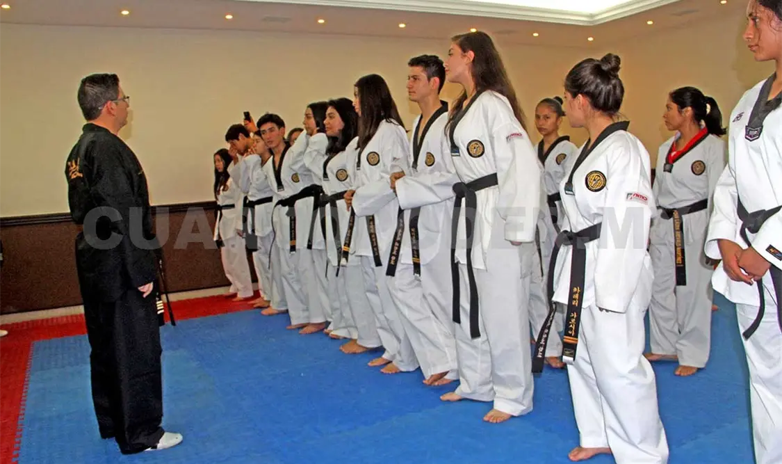 Taekwondoínes cumplen con exámenes
