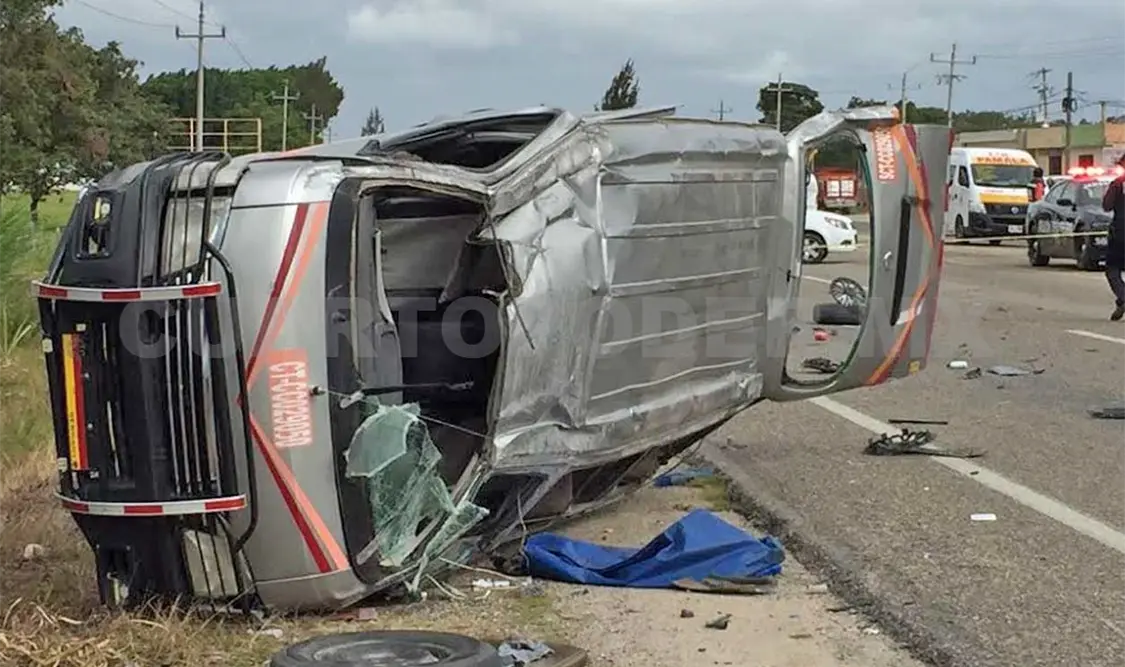 Volcadura deja un muerto y un herido