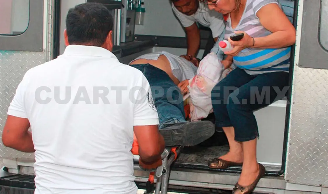 El herido fue trasladado en un vehículo particular a una clínica para ser atendido. Flor Cordero / CP