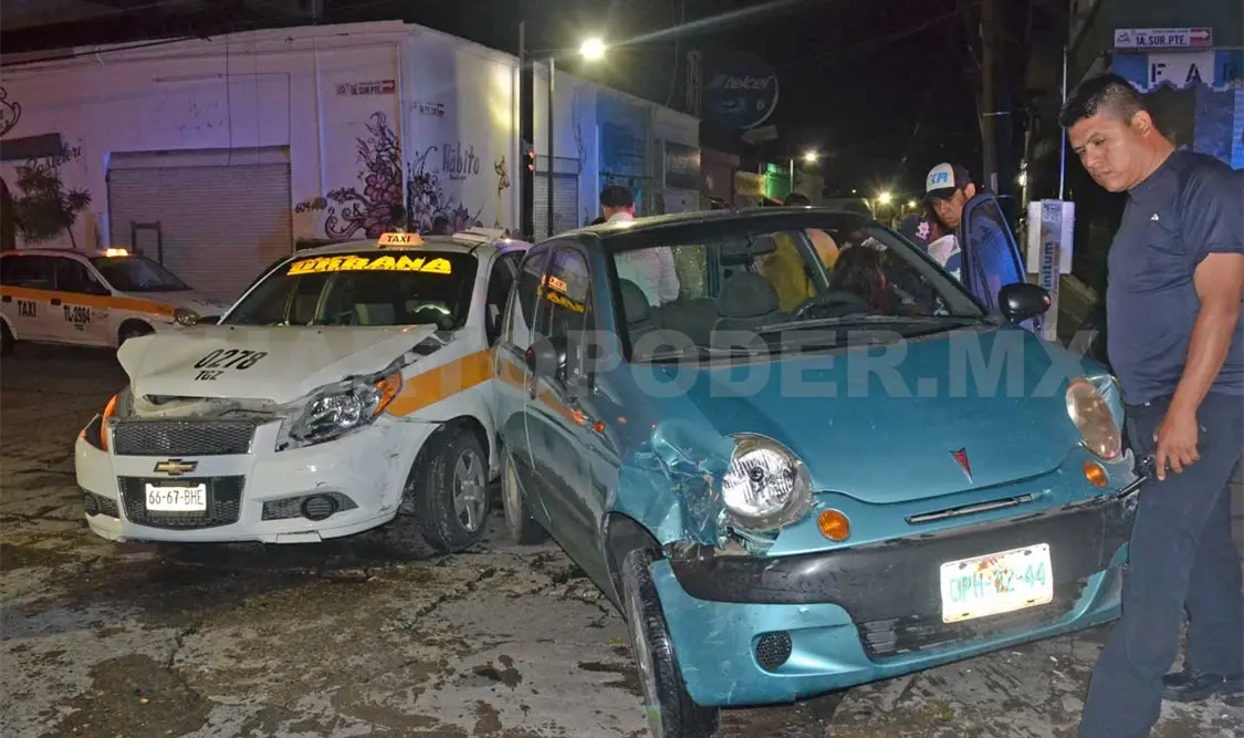 El vehículo particular luego del primer impacto, avanzó al frente y se estrelló en una propiedad que se encuentra contra esquina. Rafael Cabrera / CP