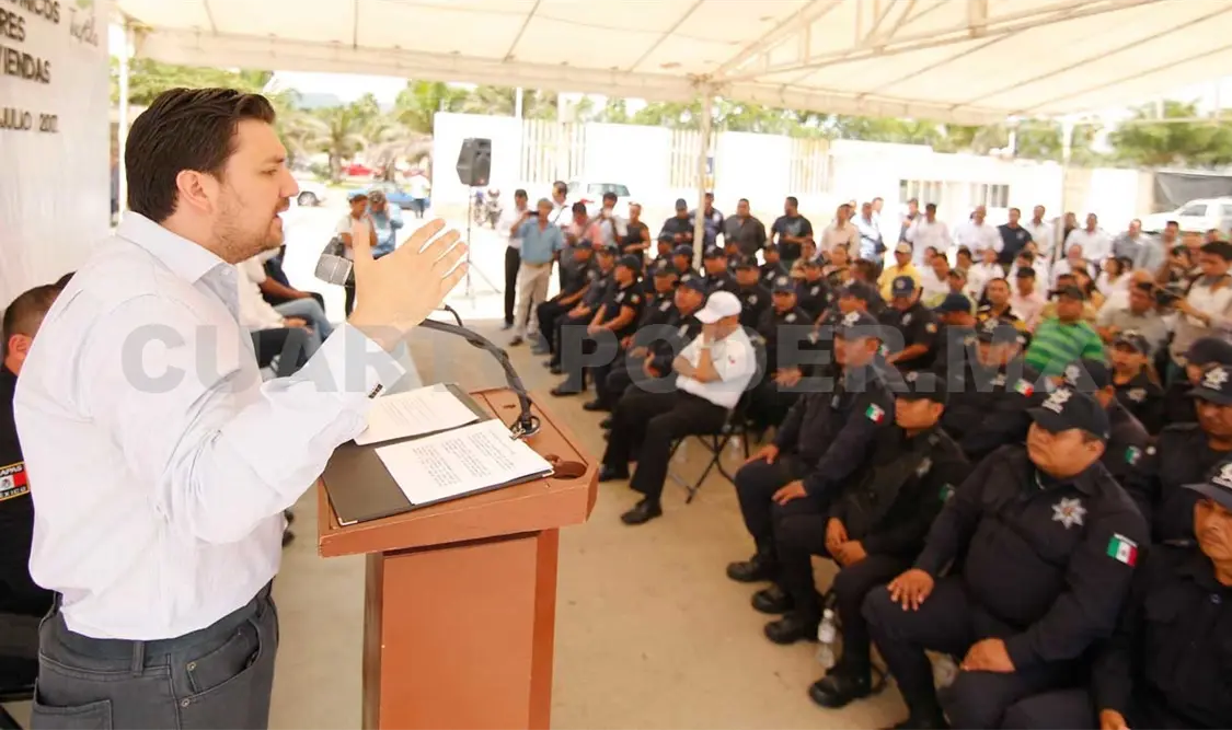 Entrega Castellanos apoyos económicos a policías