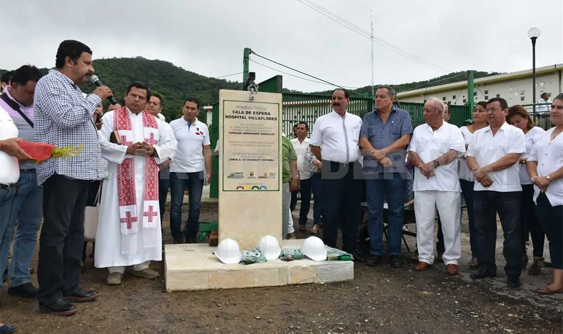 Colocan primera piedra de Sala de Espera Externa